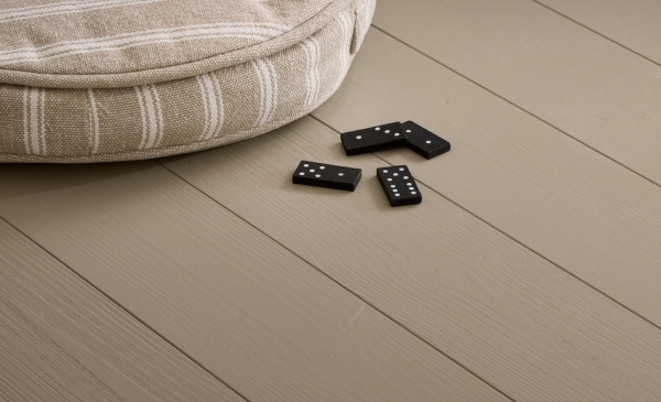 Dominobrickor på ett målat trägolv