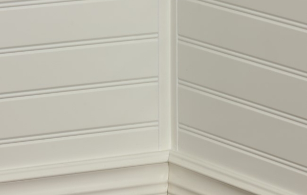 Vit panel och vita lister