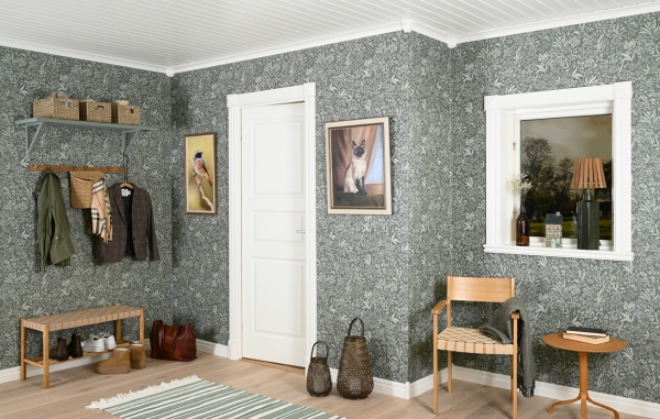 En hall med ytterkläder och inredning, samt olika typer av lister, grön tapet med mönster