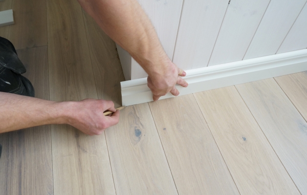 Vit trälist som sätts upp på en vägg