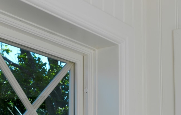 Fönster med vita lister