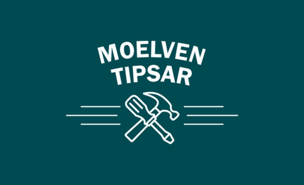 En vit text "Moelven tipsar" samt en symbol med hammare och skruv, på en grön bakgrund