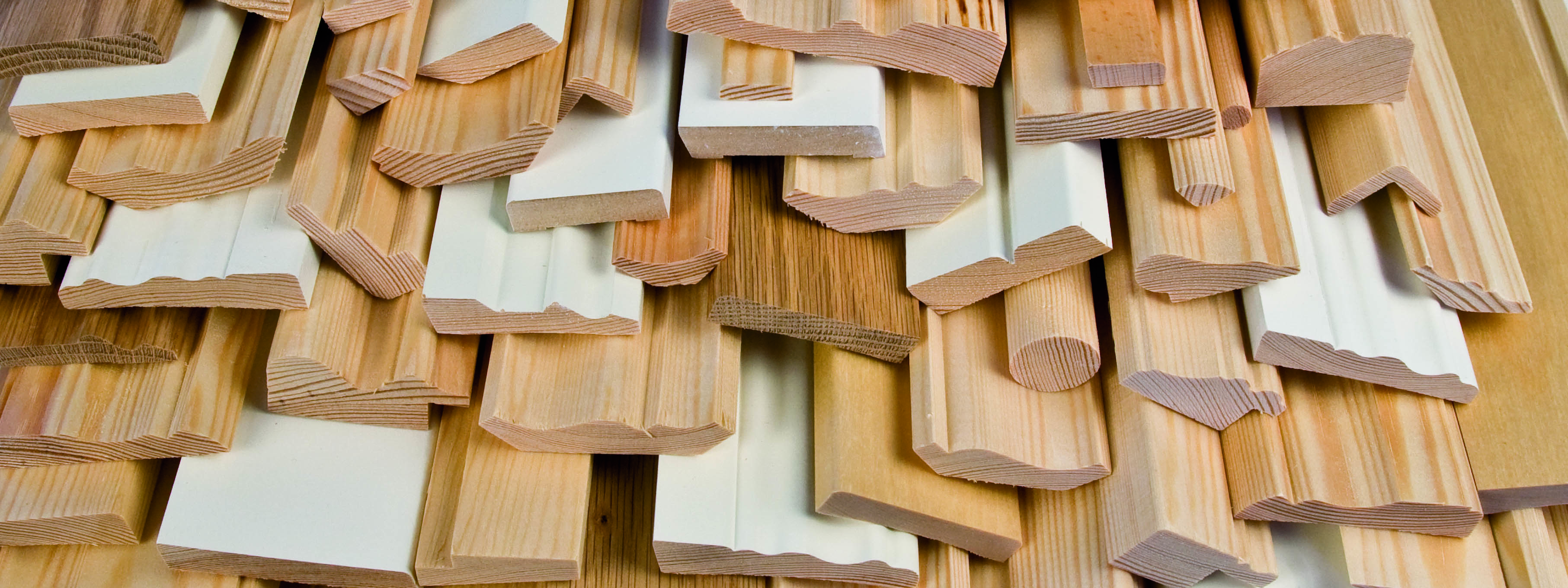 Lister i olika slag och färger (vit och trä)