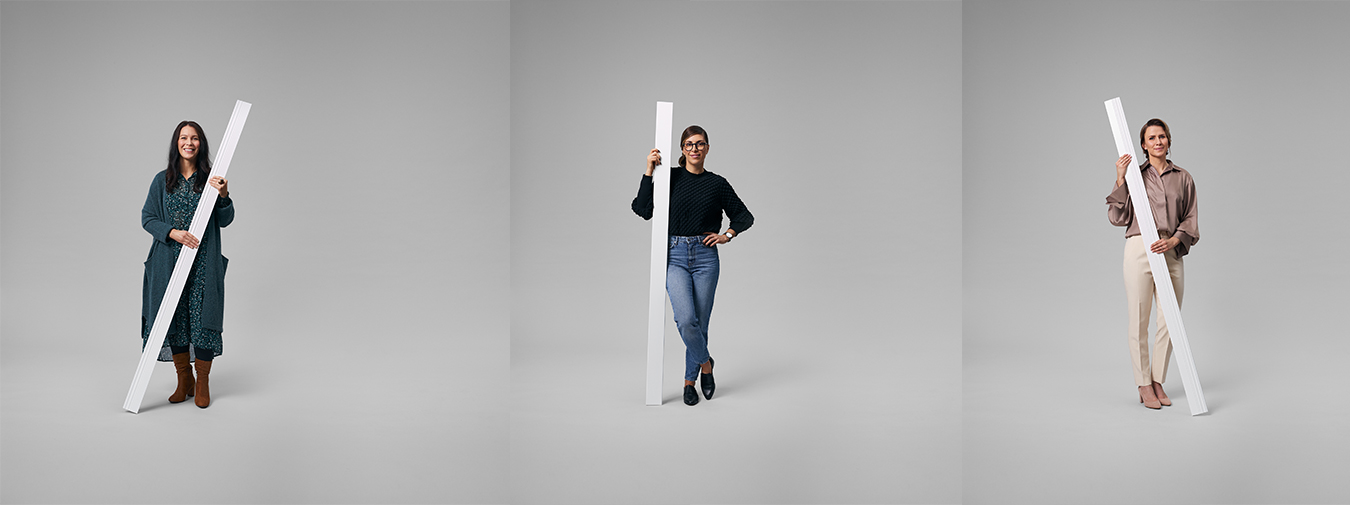 Tre kvinnor som håller i varsin vit list