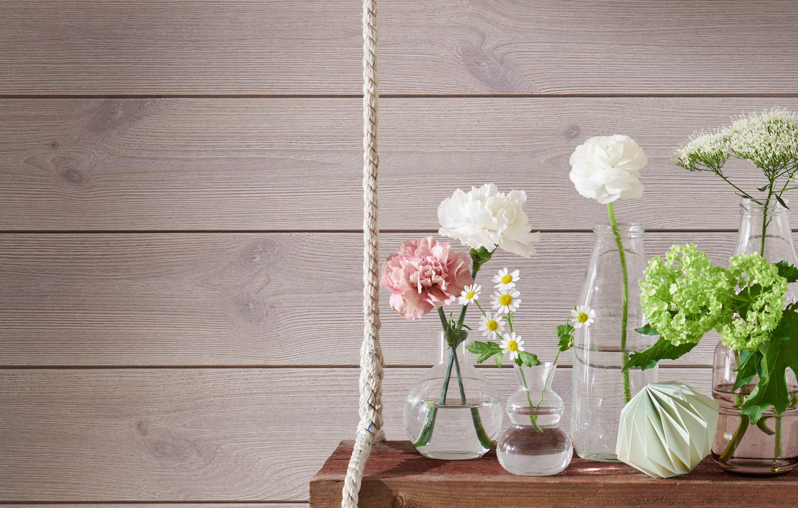 Liggandee grå träpanel Livlig med blommor på en hylla