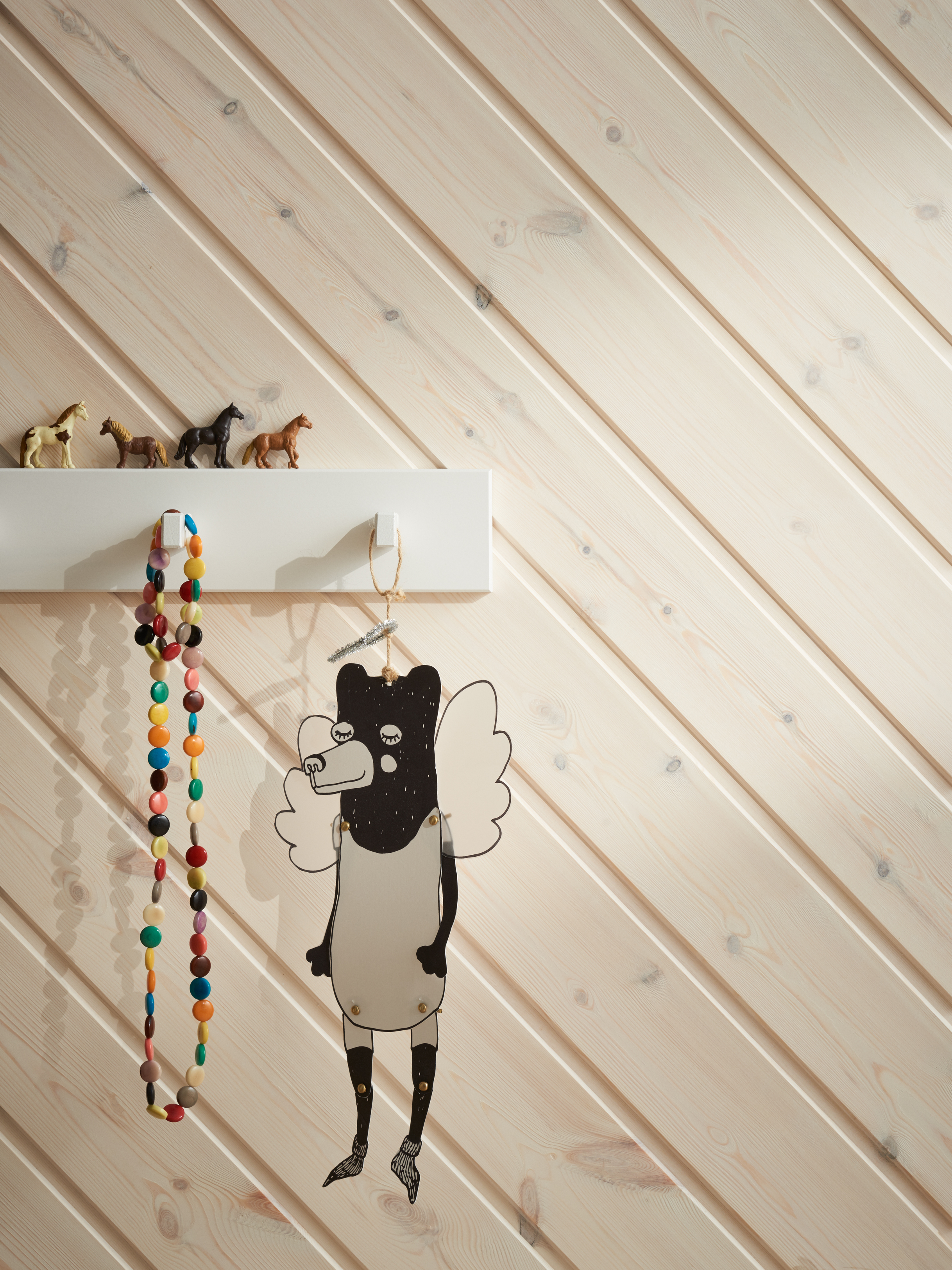 Diagonalt monterad träpanel på vägg