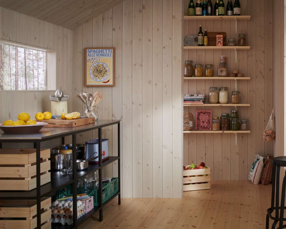 Skafferi med träpanel och trägolv