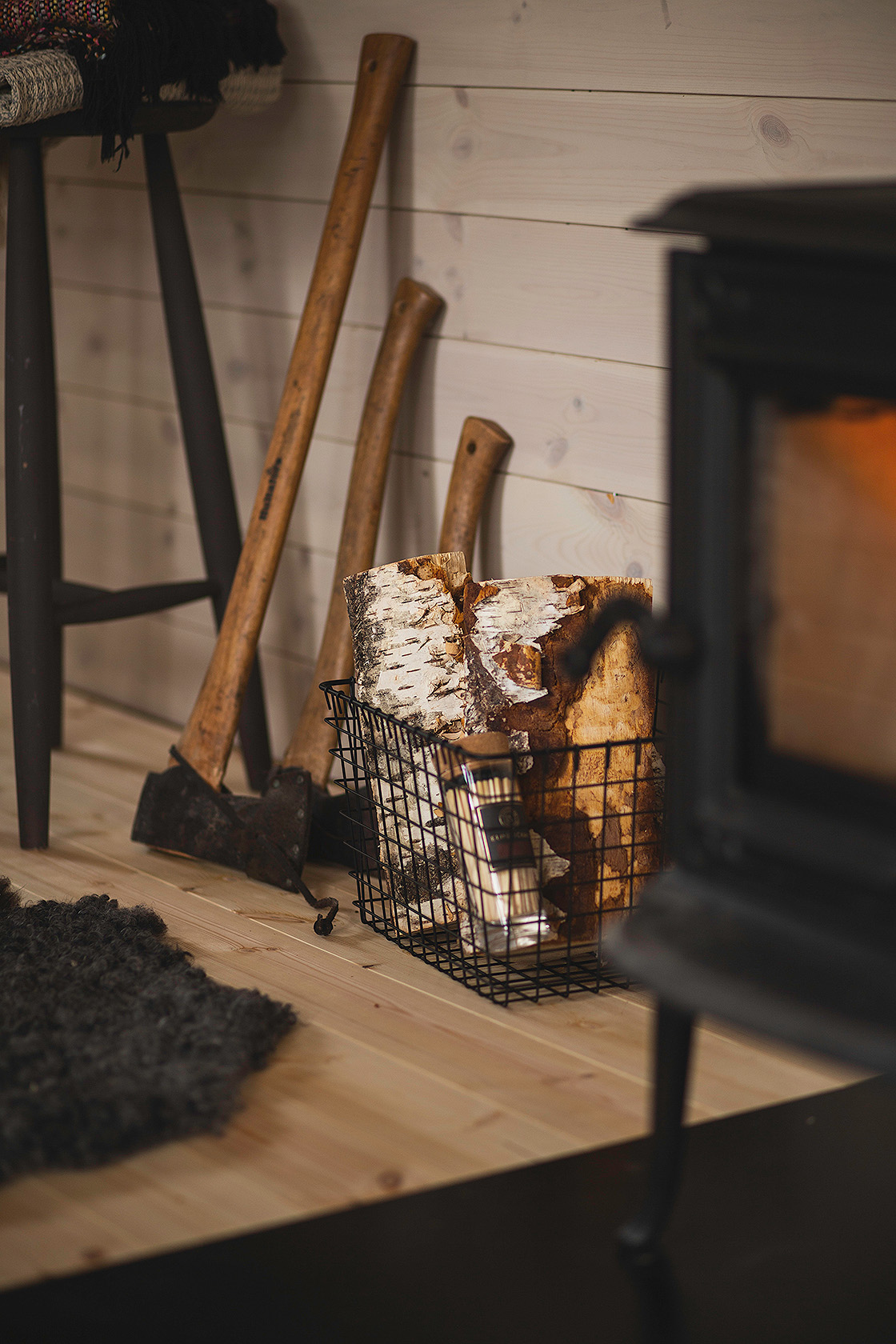 Stugans centrala rum känns harmoniskt.