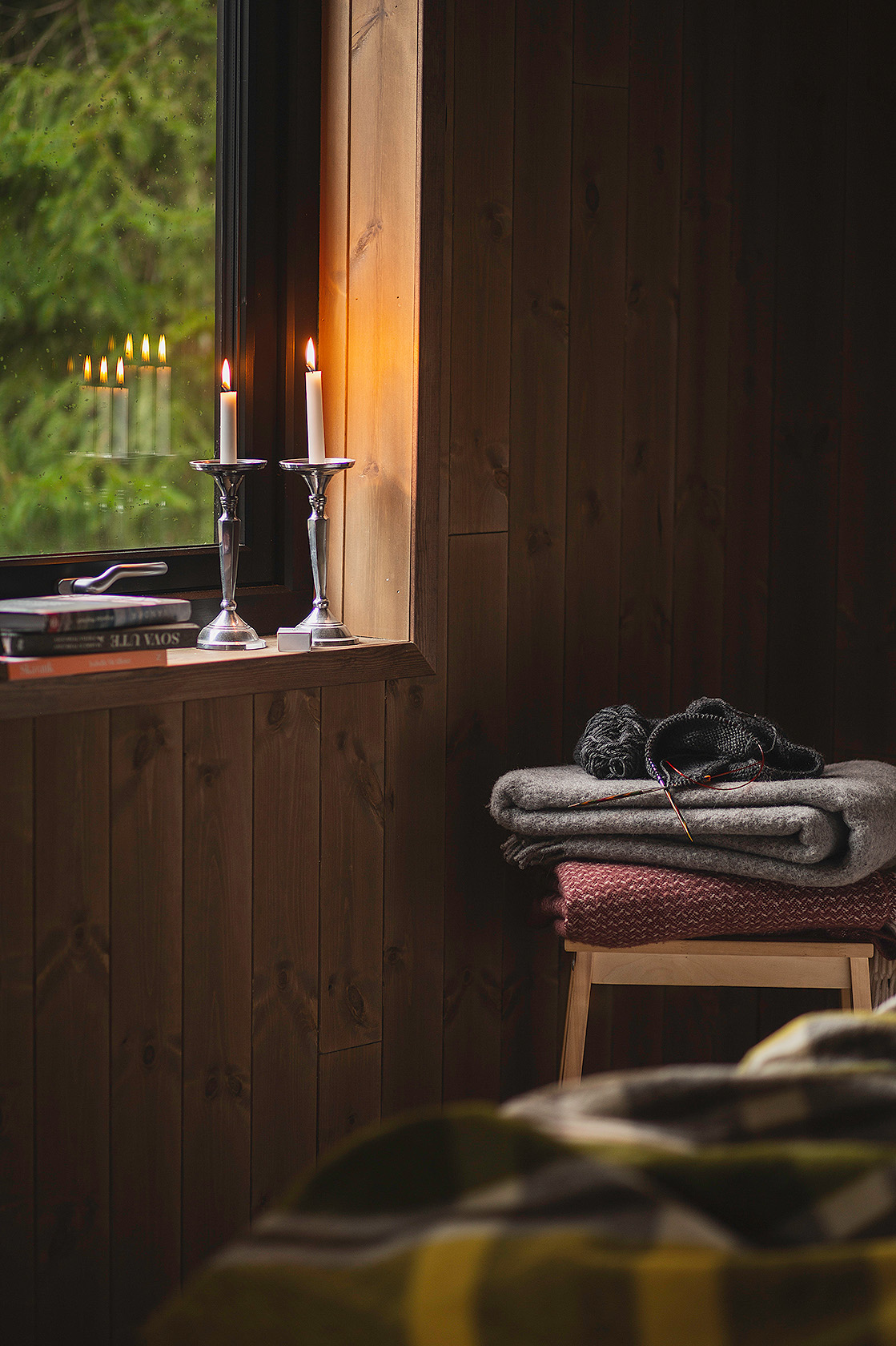 Ljuset från fönstret ger väggen med Stilla Skogsbrun en extra dimension.