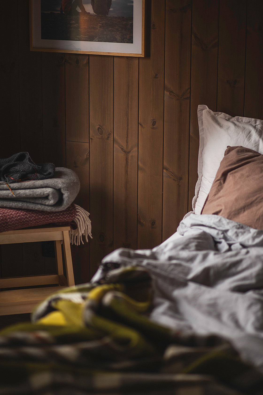 Stilla Skogsbrun gör sovrummet riktigt rofullt.