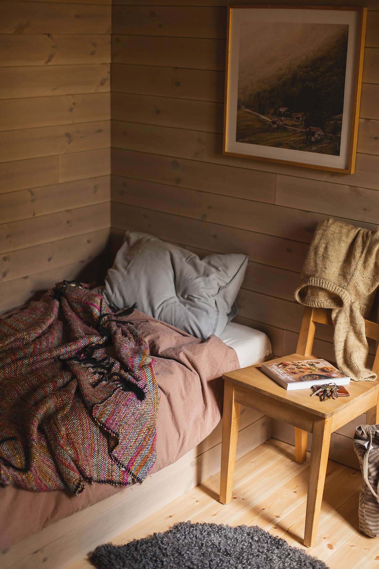 Den platsbyggda sängen är gjord av Stilla Sandbeige.