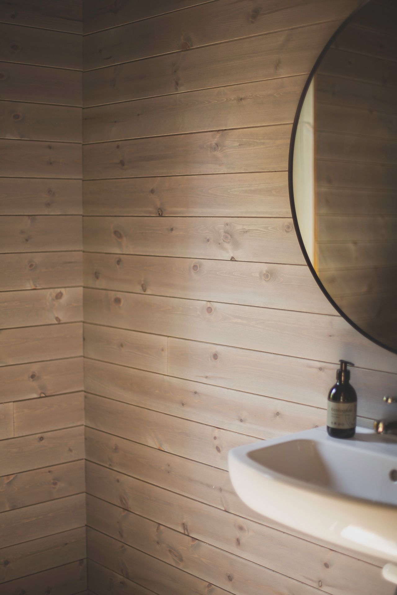 Med liggande panel skapar du ett bredare intryck i ett mindre rum.