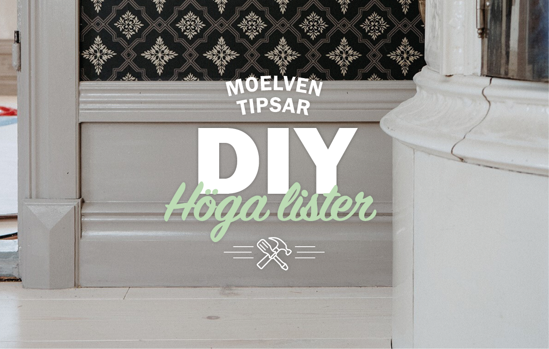 Grå höga golvlister, ljust trägolv och en vit kakelugn.