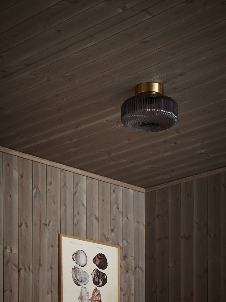 Träpanelen Stilla Gärdsgårdsgrå på väggarna och i taket. Färganpassad taklist.