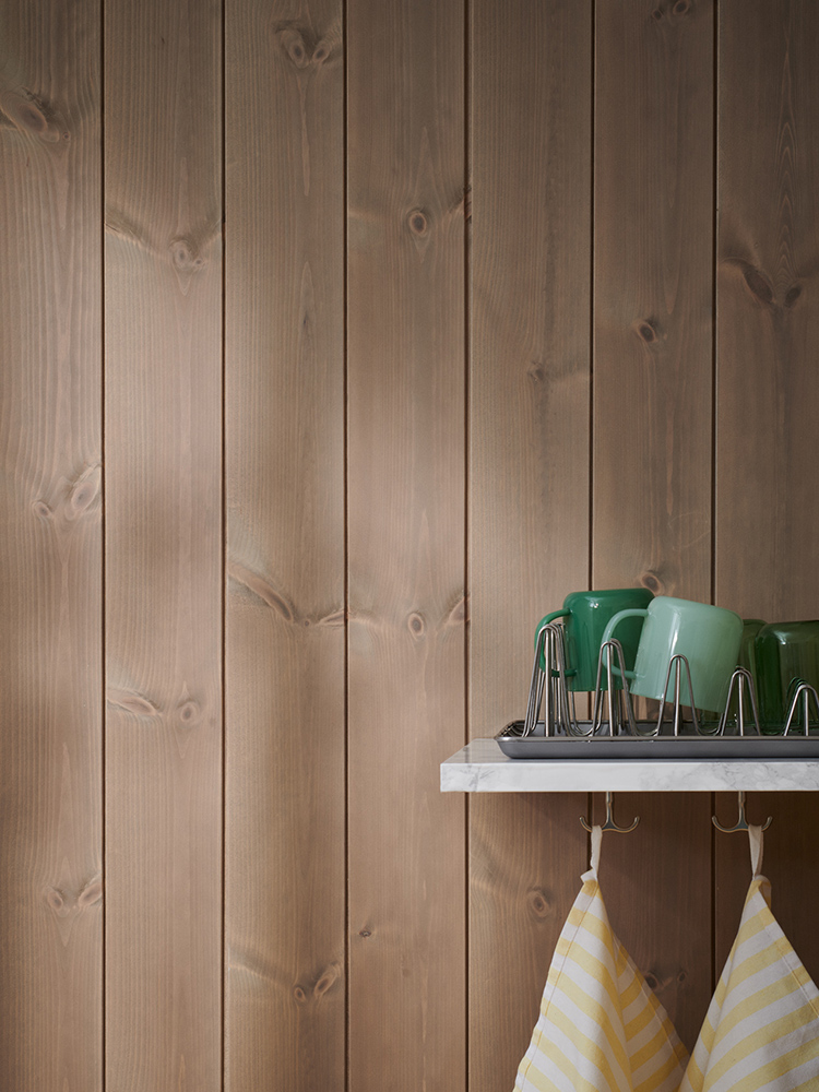 Träpanelen Stilla Sandbeige sitter på väggarna i ett sovrum