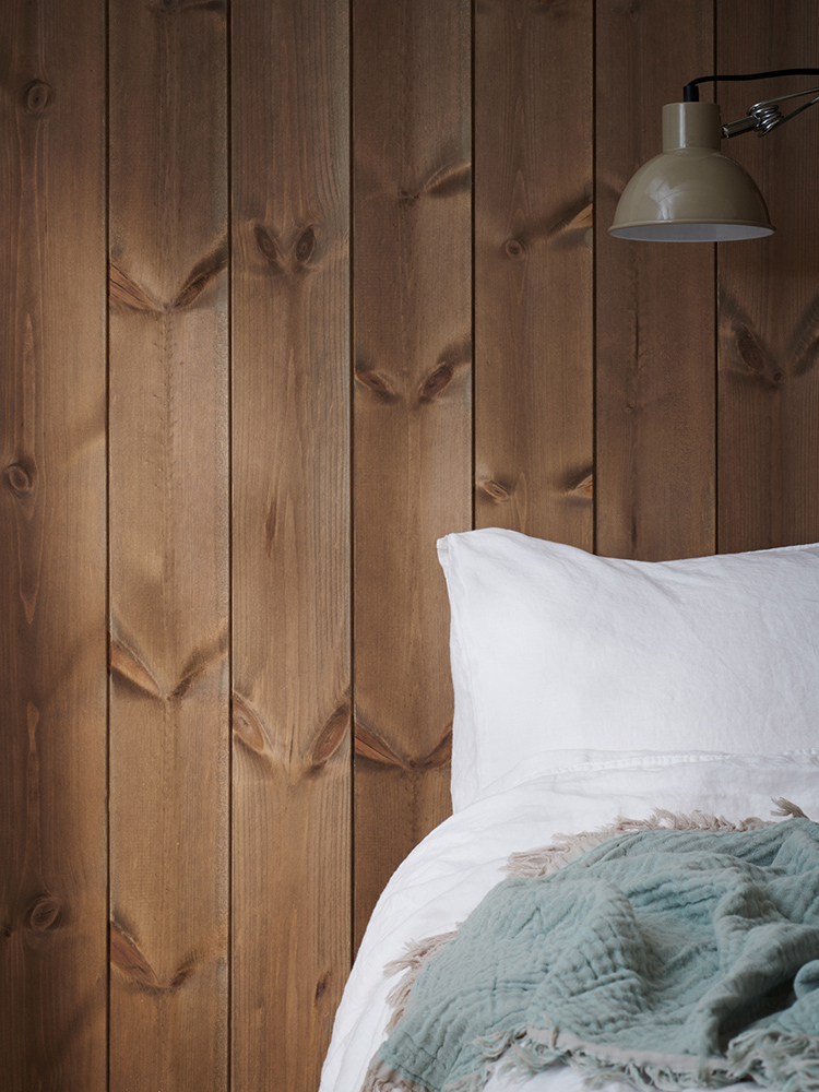 Träpanelen Stilla Skogsbrun sitter på väggen.