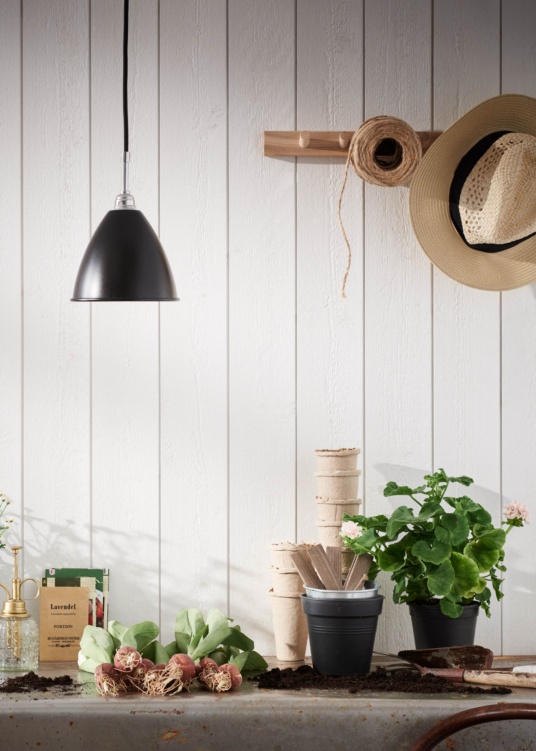 Stående vit träpanel Karaktär i rum med odlingsattiraljer