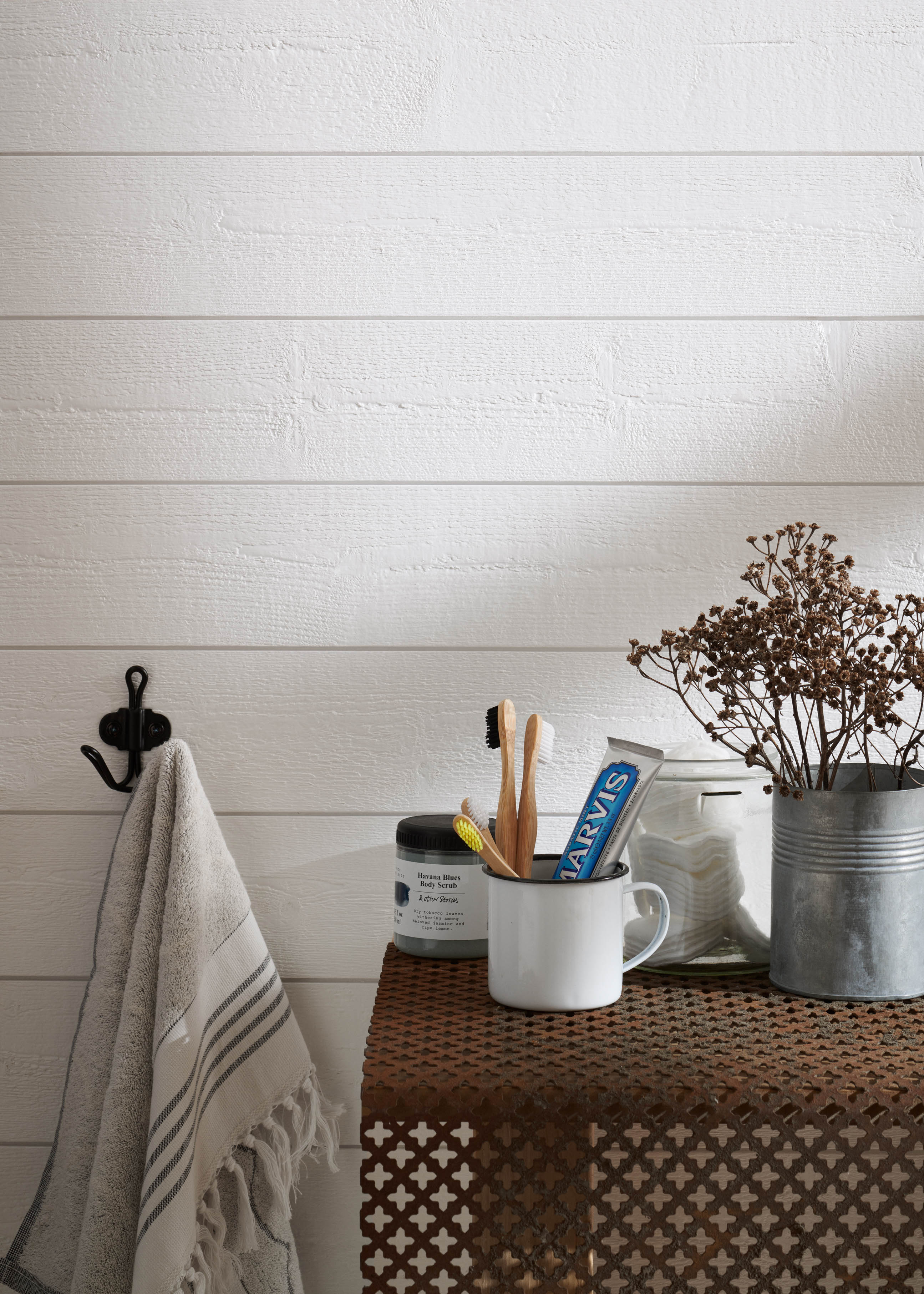 Liggande vit träpanel Karaktär på vägg i badrum