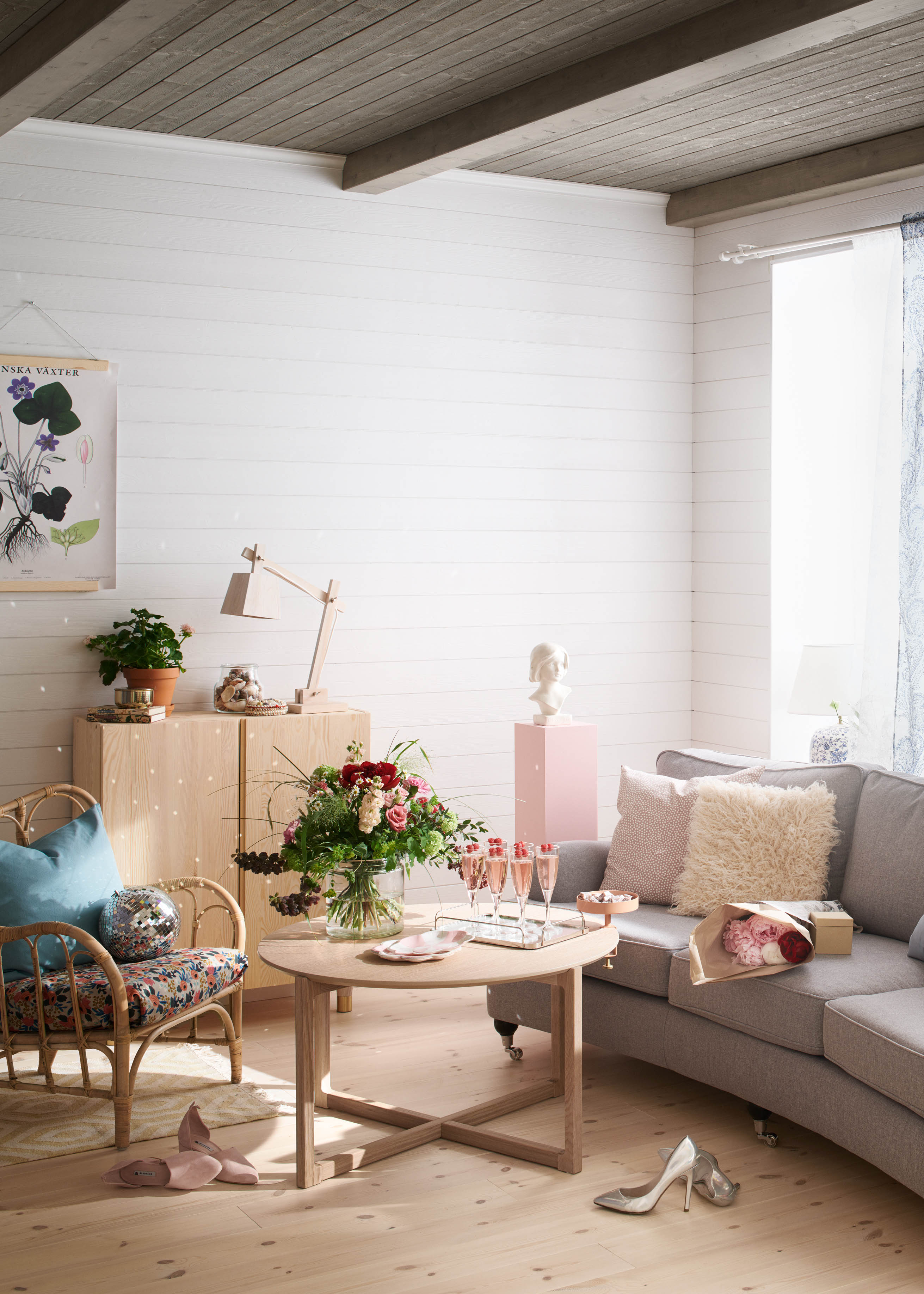 Vardagsrum med mörkt trätak av Rough Väderbiten Grå