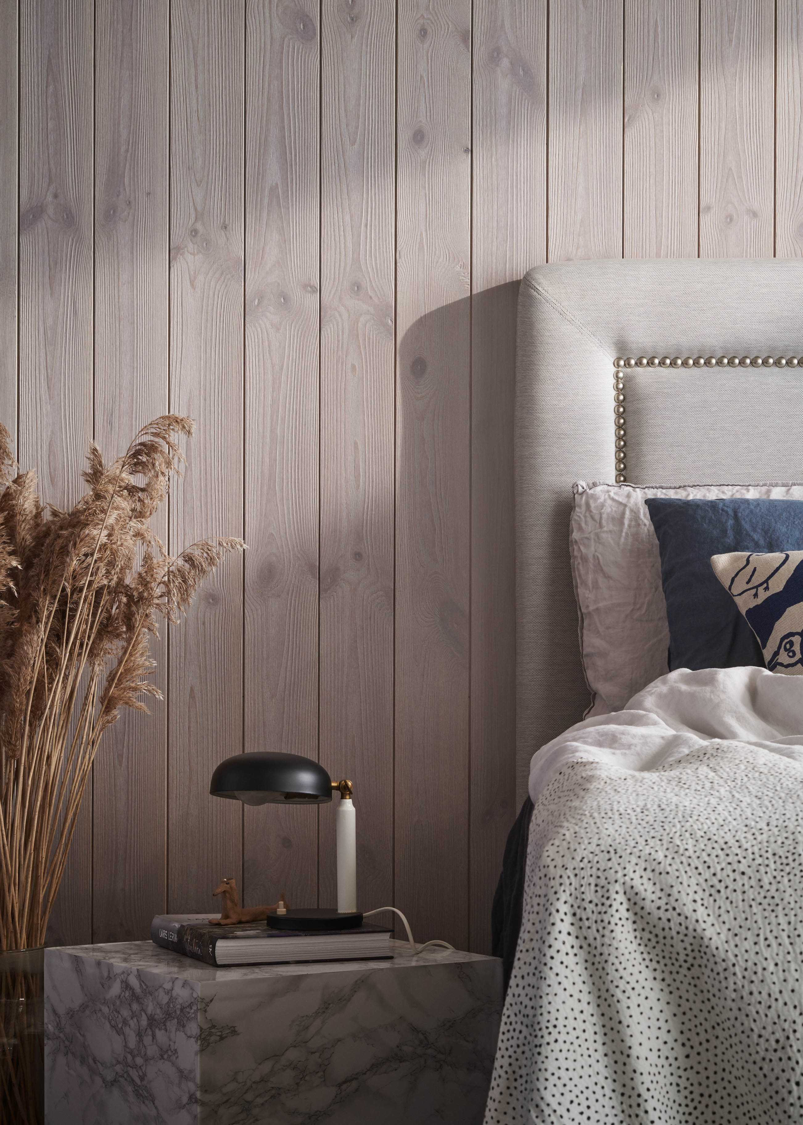 Stående grå träpanel Livlig grå i sovrum