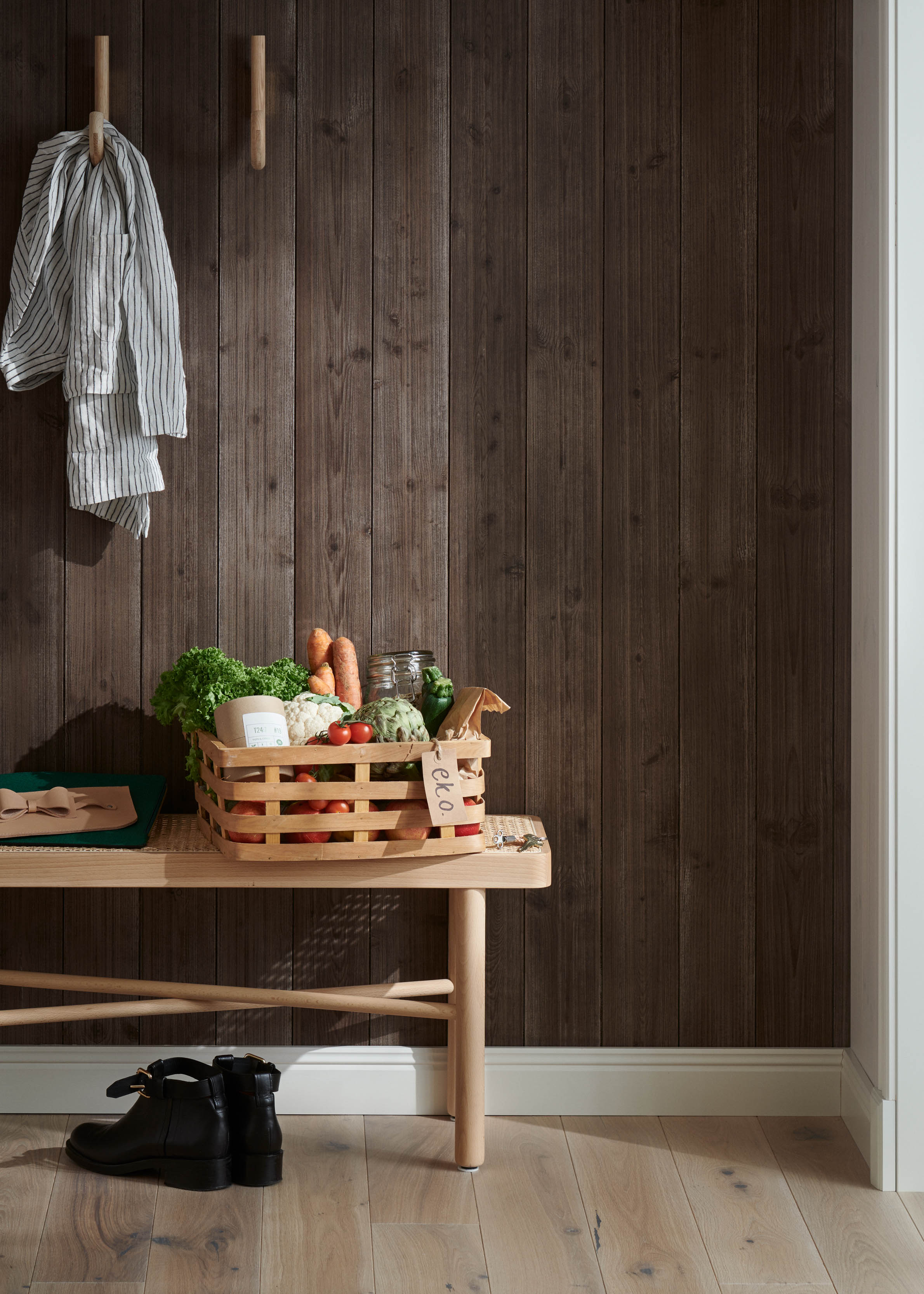 Brun träpanel Sjöbod Kakao i en hall med bänk