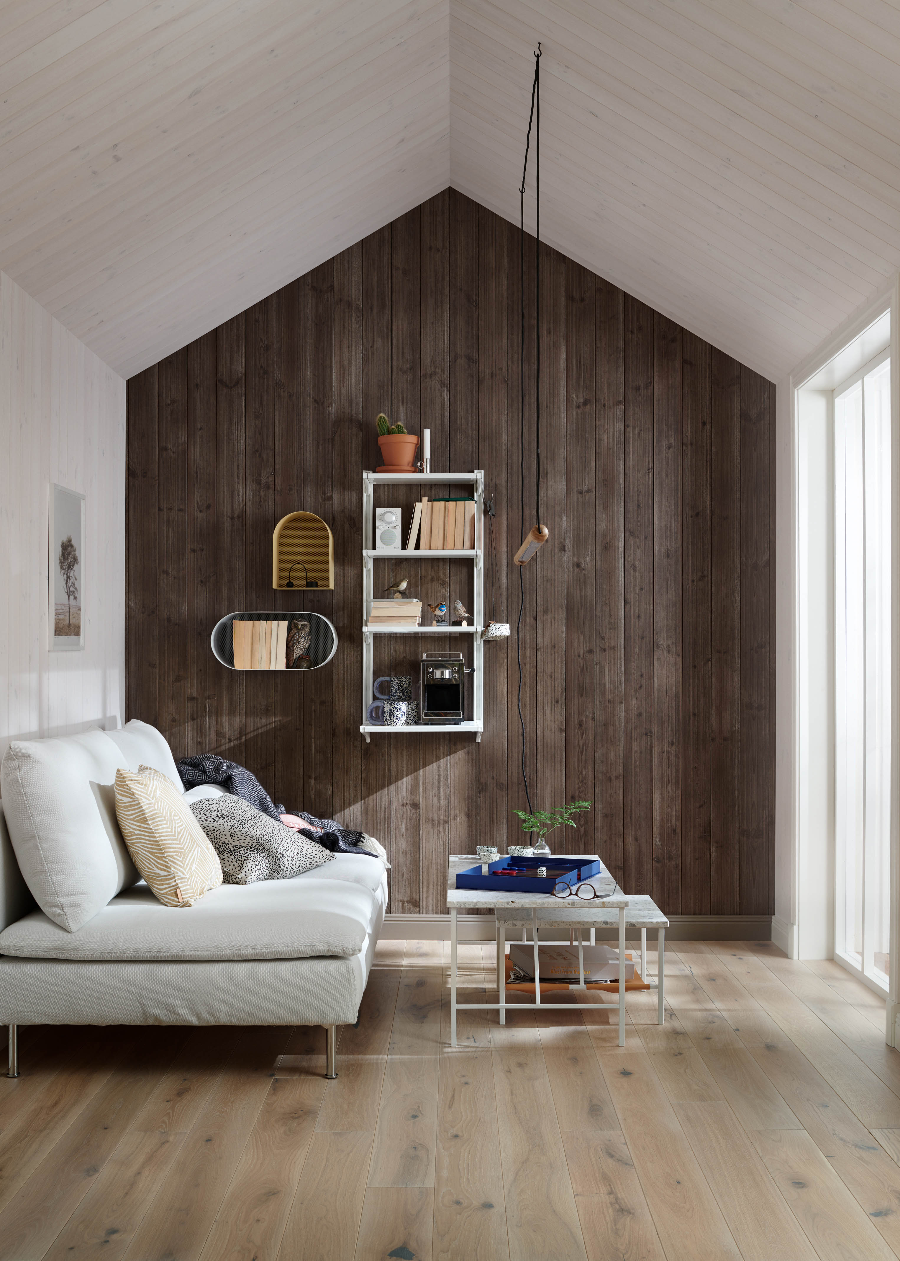 Vardagsrum med träpanel Sjöbod Kakao som fondvägg