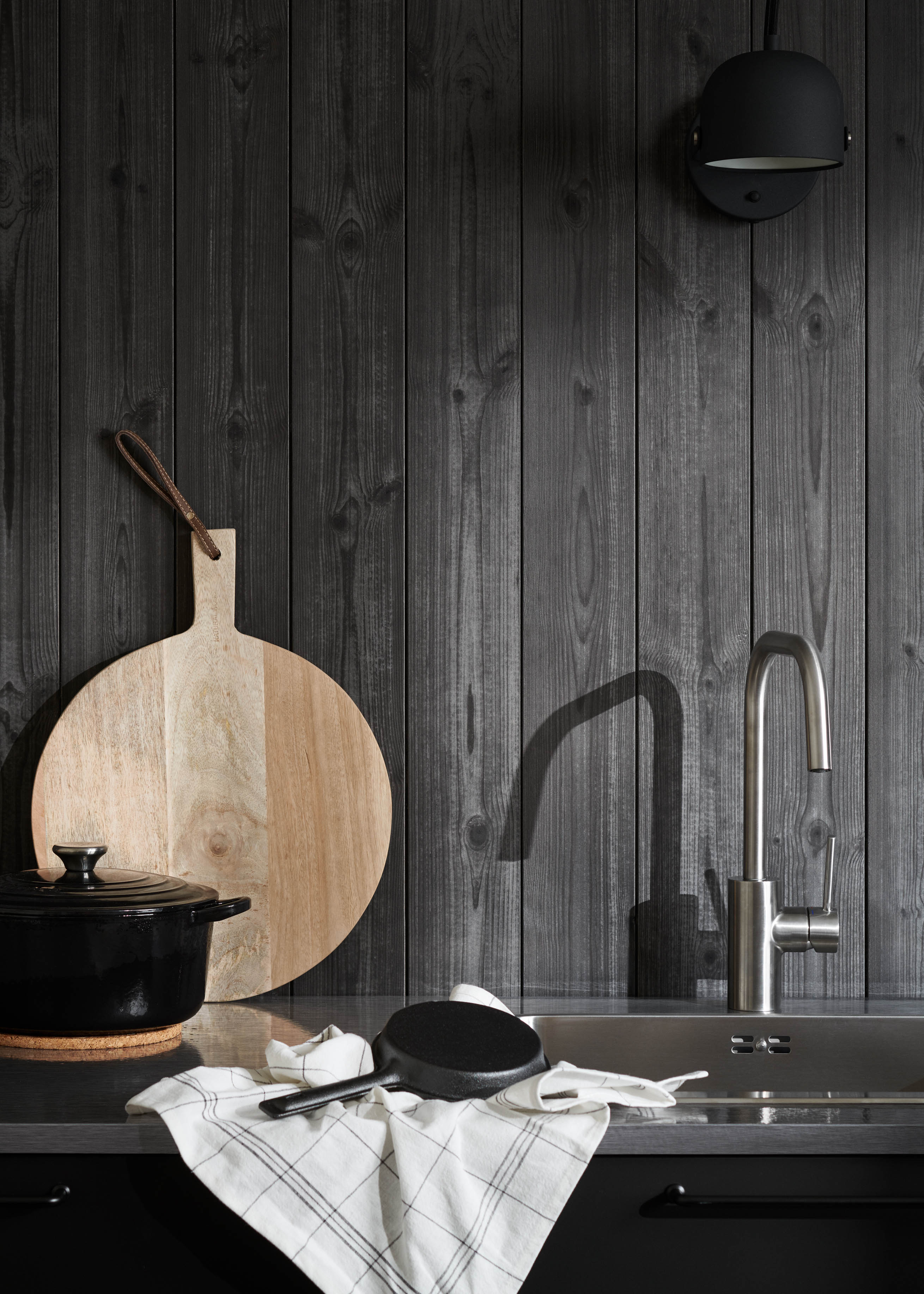 Svart träpanel Sjöbod Lava i kök