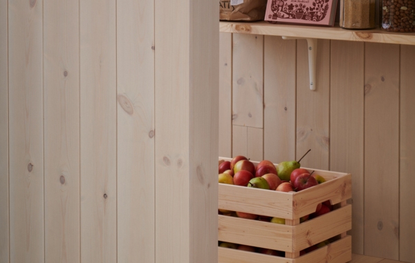 Ljus panel samt en låda med äpplen