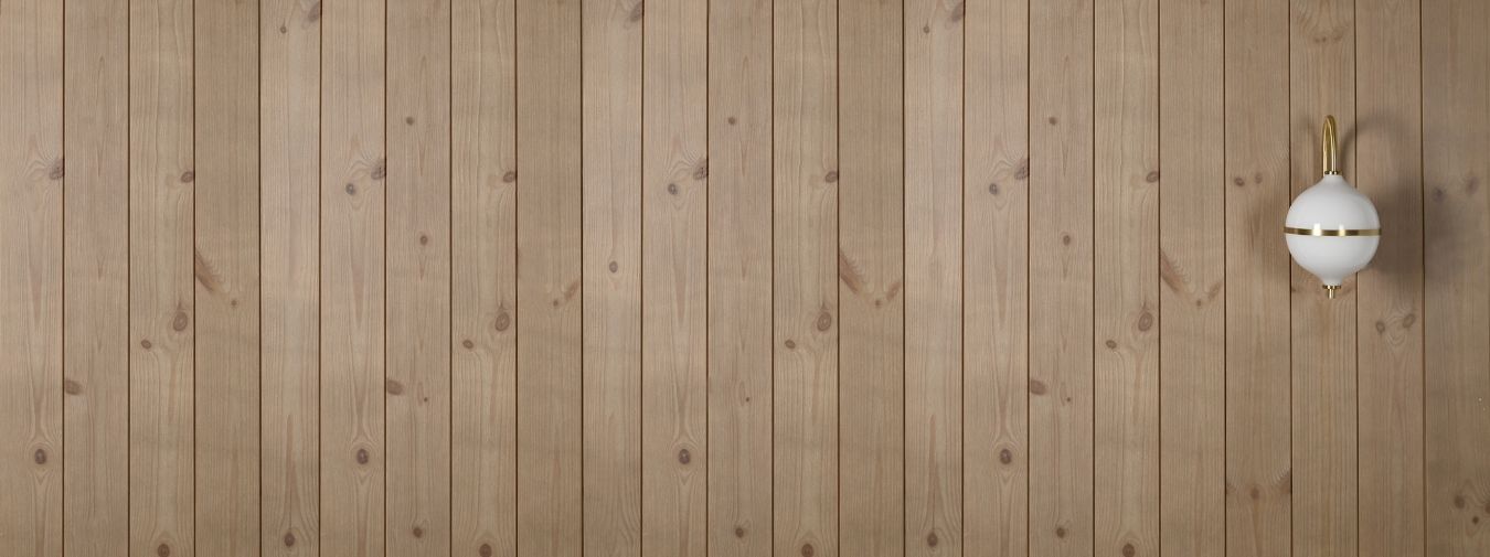 Vägg med stående träpanel i färgen Sandbeige där det hänger en vägglampa till höger