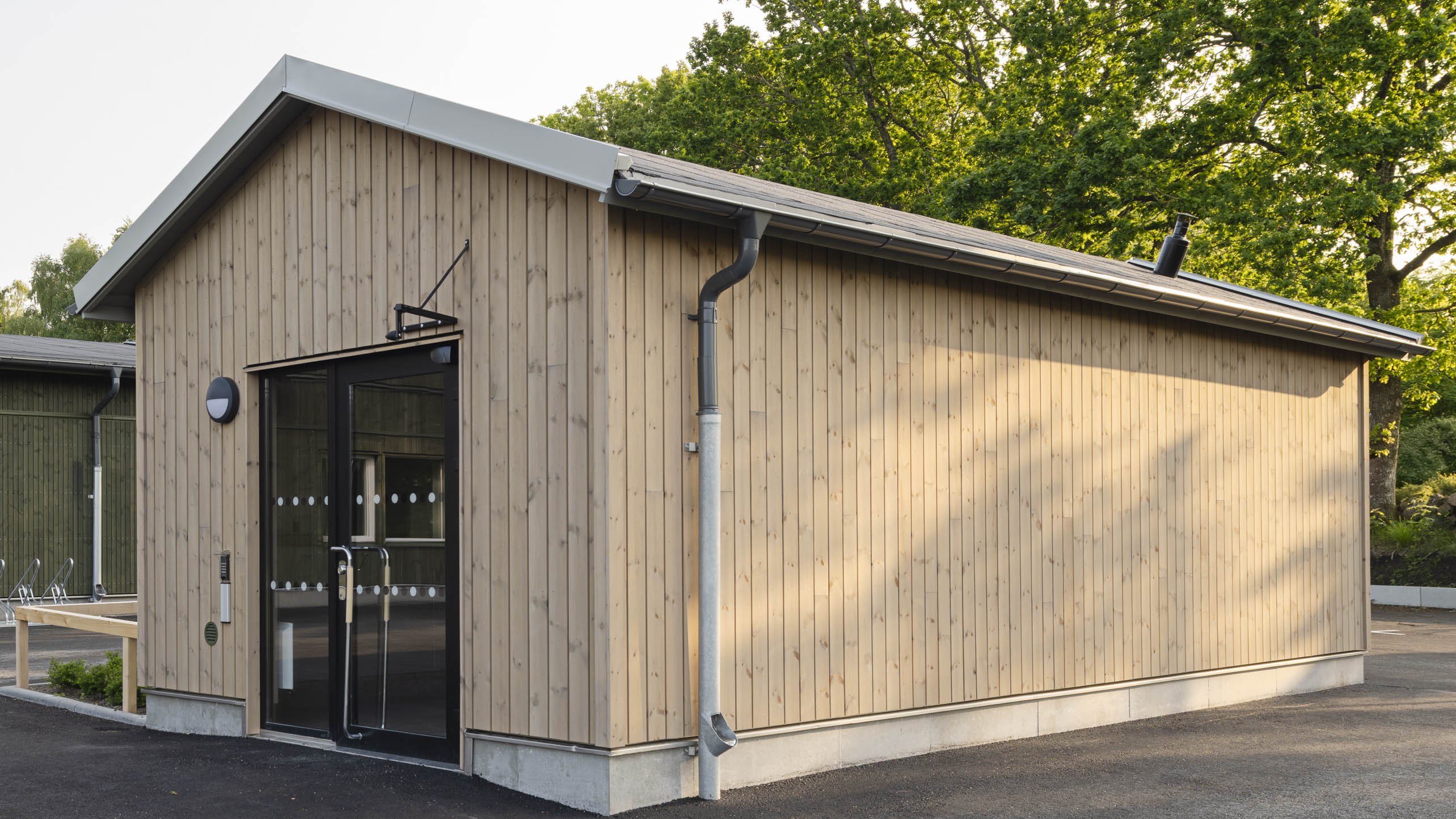 Hus med ytterpanel Kärnfuru KulörOlja Silver