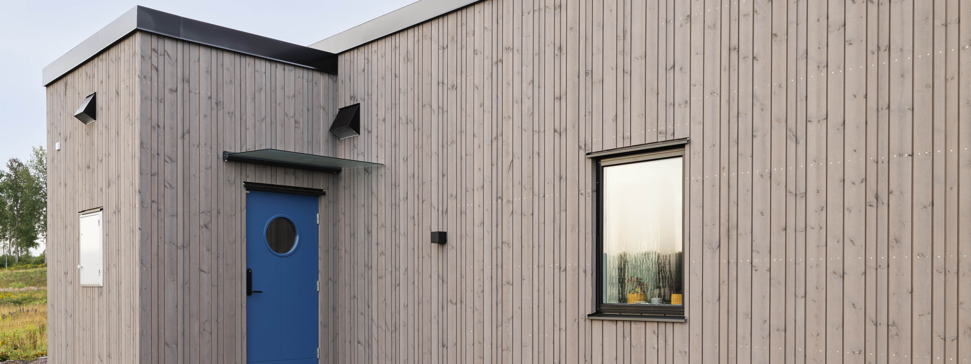 Hus med ytterpanel av Kärnfuru KulörOlja i Patinagrå