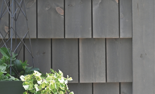 Fasad av Kärnfuruspån i patinagrå kulör