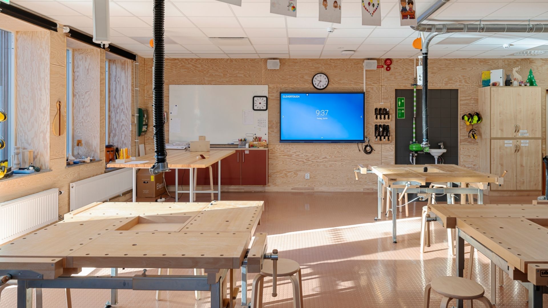 Träslöjdssal med slät och perforerad Studiopanel.