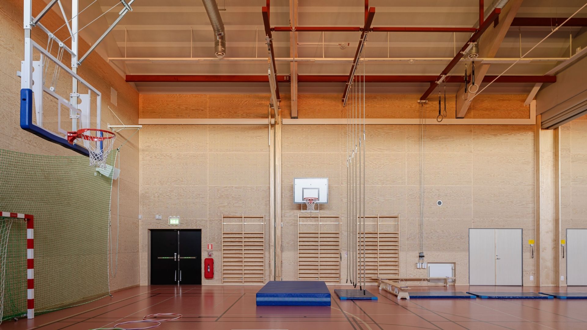 Idrottshall med slät och perforerad Studiopanel.