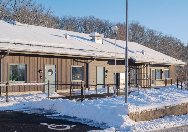 LSS-boende med panel i Kärnfuru KulörOlja Patinagrå