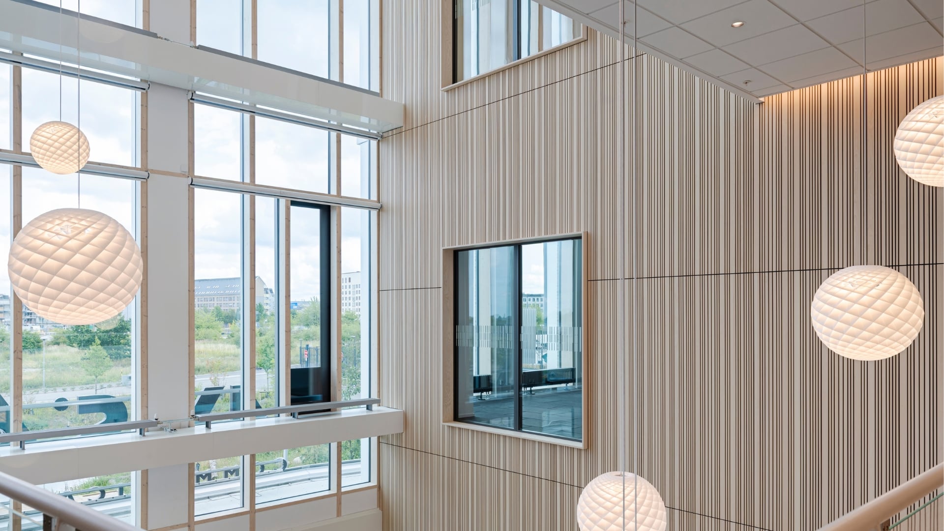 Entré med vägg klädd av Studio Stripe Random Ask.