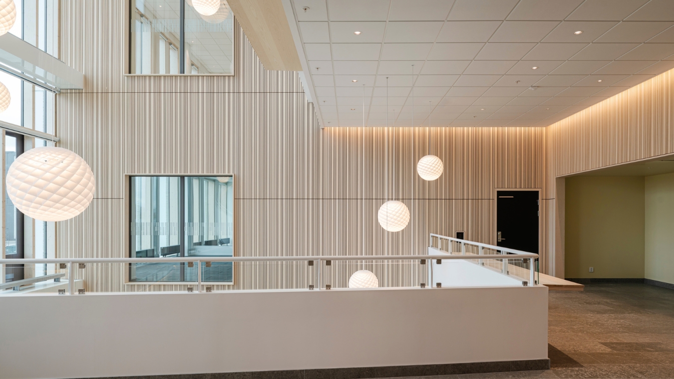 Trapphus med väggar klädda av ribbpanel med varierande bredder på ribborna.