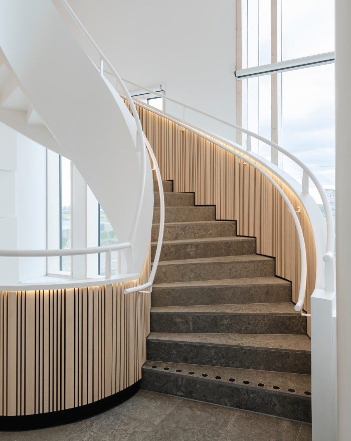 Spiraltrapp klädd med Studio Stripe Random Ask på insidan.