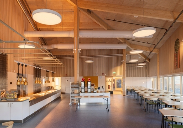 Matsal med vitpigmenterade ribbor