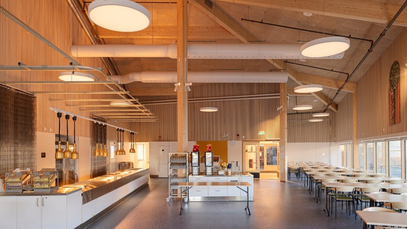 Matsal med vitpigmenterade ribbor