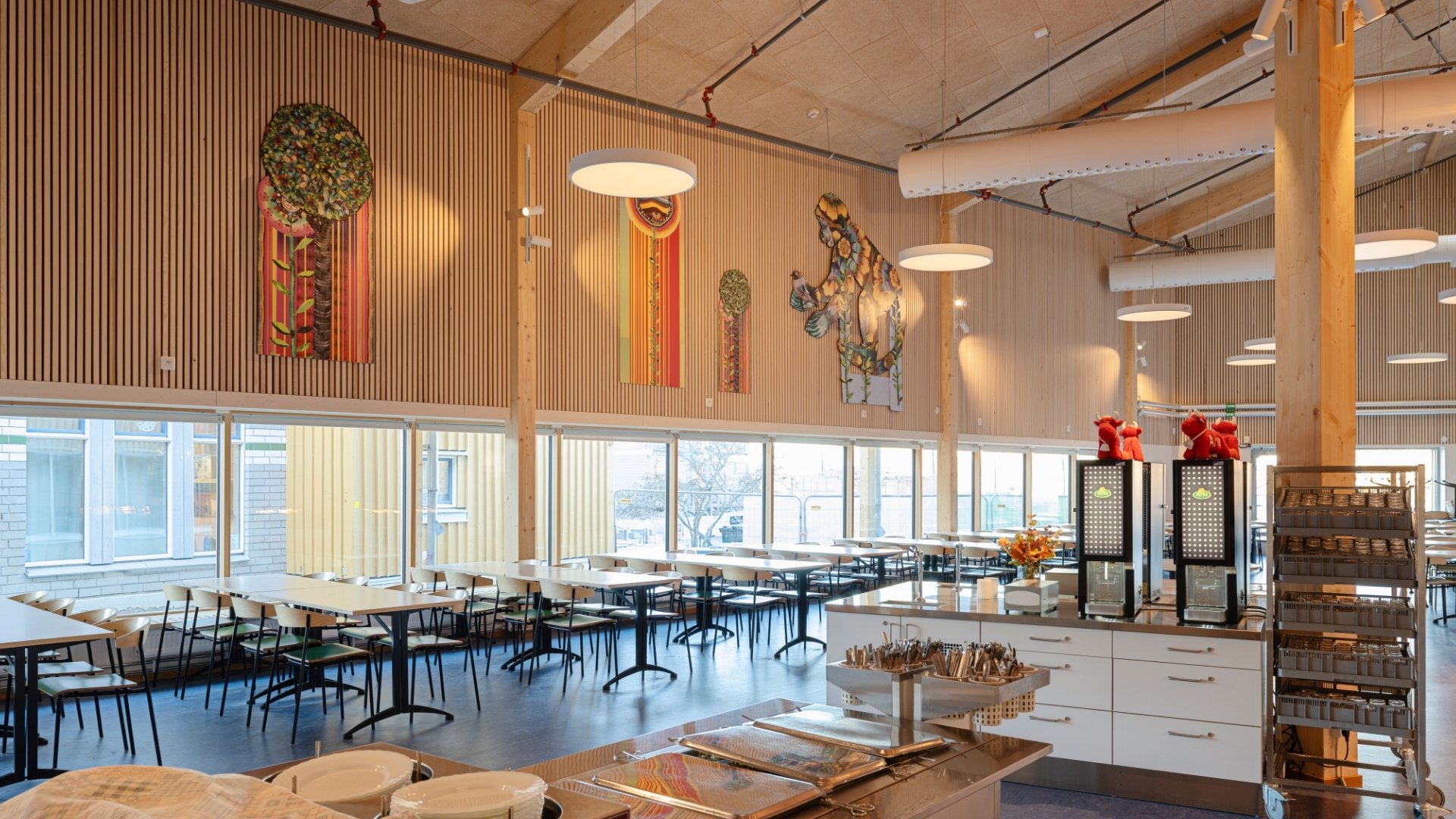 Matsal med vitpigmenterade ribbor