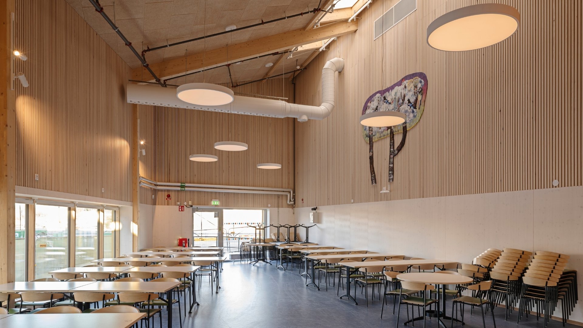 Matsal med vitpigmenterade ribbor