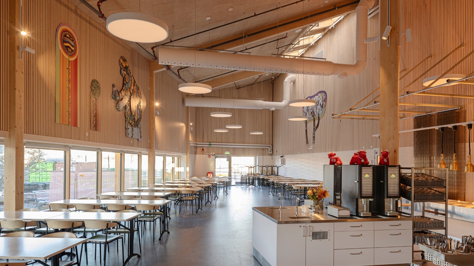 Matsal med vitpigmenterade ribbor