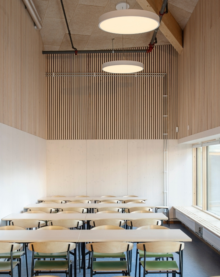 Matsal med vitpigmenterade ribbor