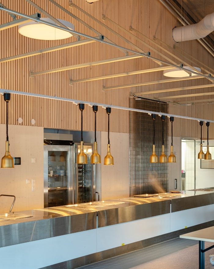 Matsal med vitpigmenterade ribbor