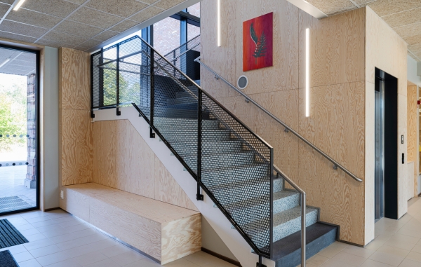 Studiopanel av plywood på väggarna i en skola