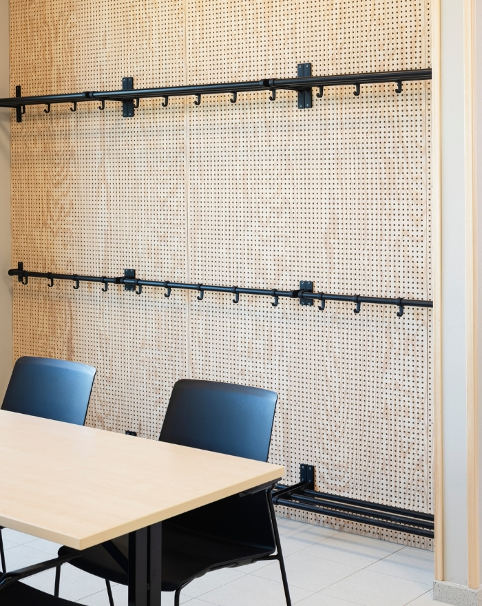 Sittbänk och vägg i idrottshall av Studiopanel