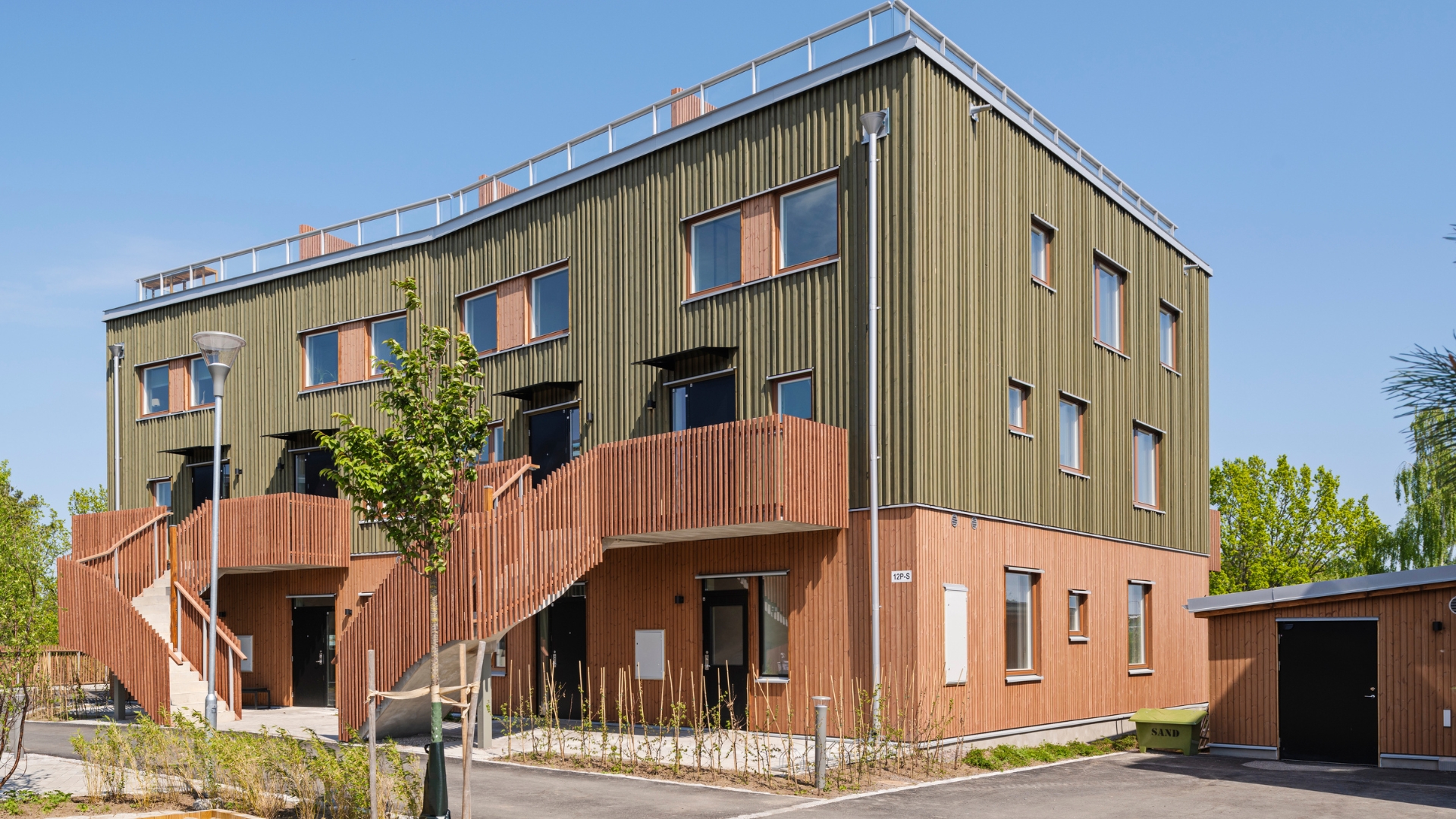 Fasad av ThermoWood med BT PIgment grön och brun