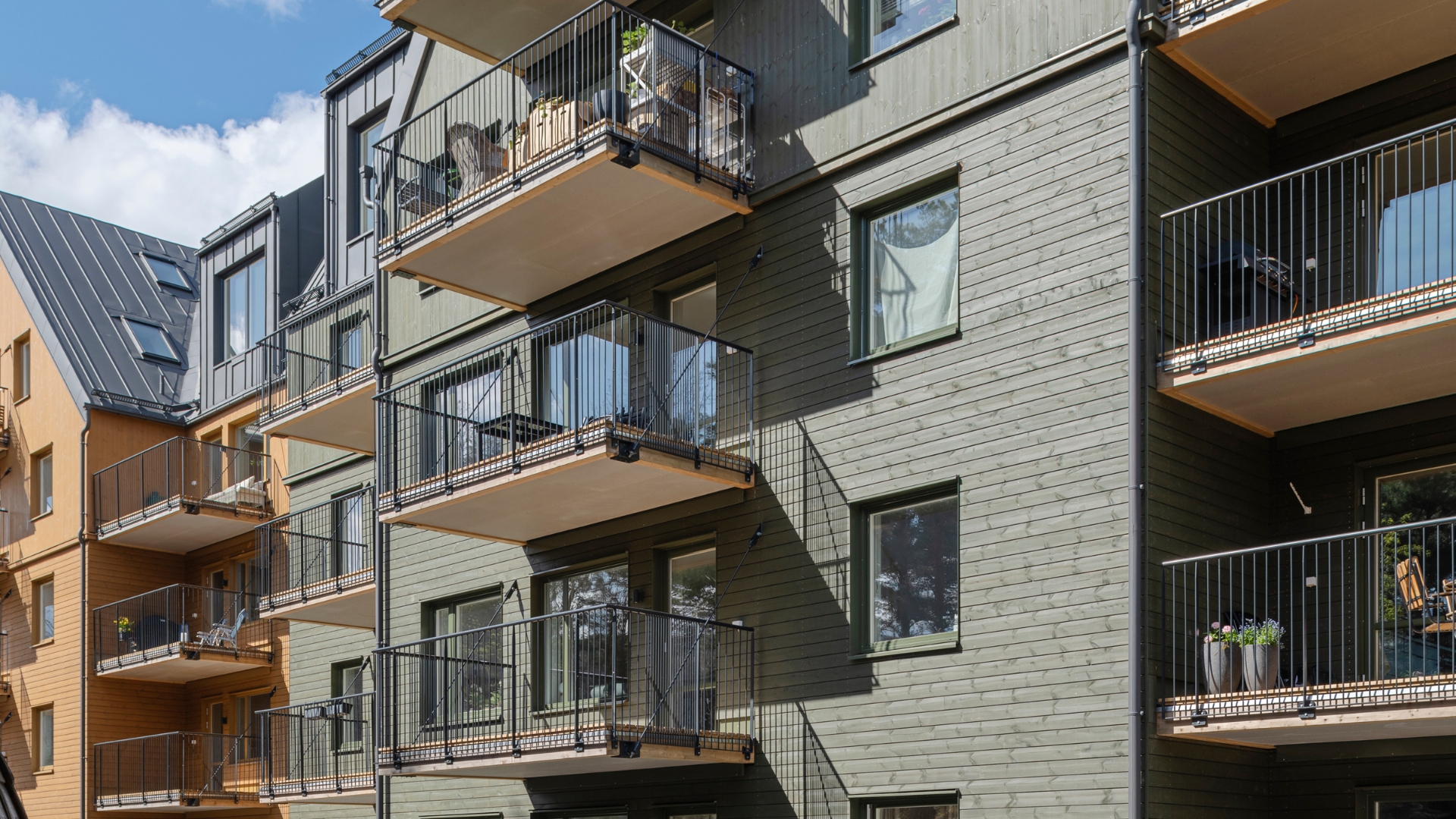 Fasad av ThermoWood med BT Pigment Grön och Gul