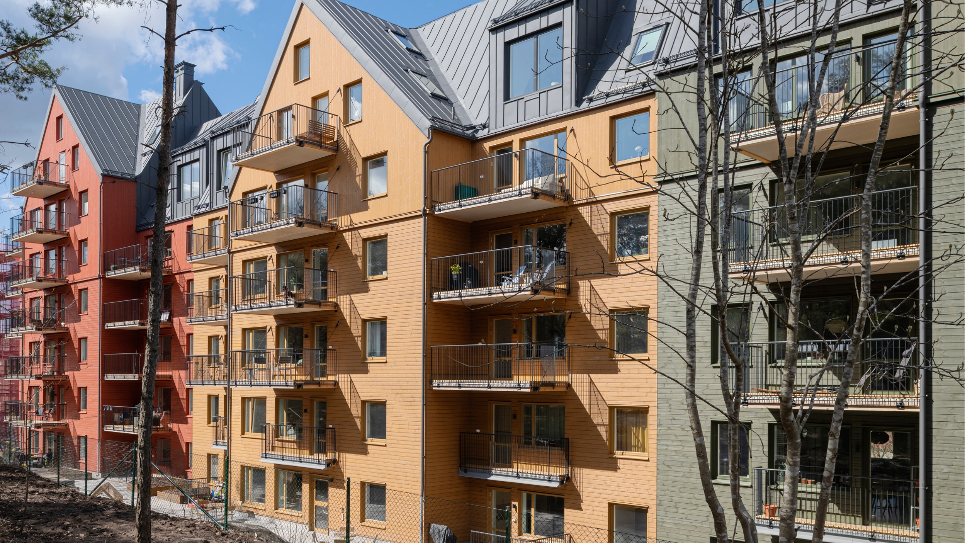 Fasad av ThermoWood med BT Pigment Grön, Röd och Gul